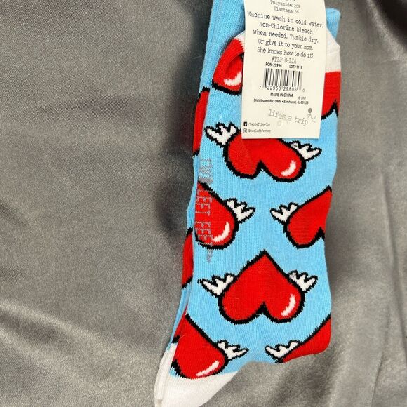Two Left Feet Women’s Socks Love Is In The Air Flying Hearts Valentines Big Feet - Picture 6 of 6